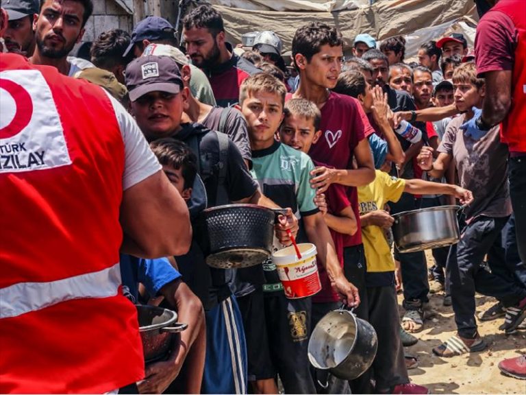 Yurt içi ve yurt dışındaki Türk Kızılay aşevlerinde, her gün sıcak yemekler pişirilmekte ve iyilik sofraları kurulmaktadır. Dağıtımı yapılan sıcak yemeklerden yıl boyunca binlerce ihtiyaç sahibi faydalanmaktadır.