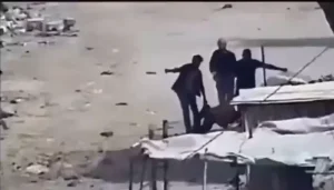 Şerefsiz israil askeri yaralı taşıyanları da öldürüyor!