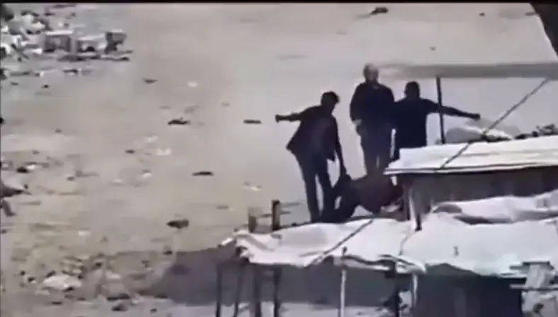 Şerefsiz israil askeri yaralı taşıyanları da öldürüyor!